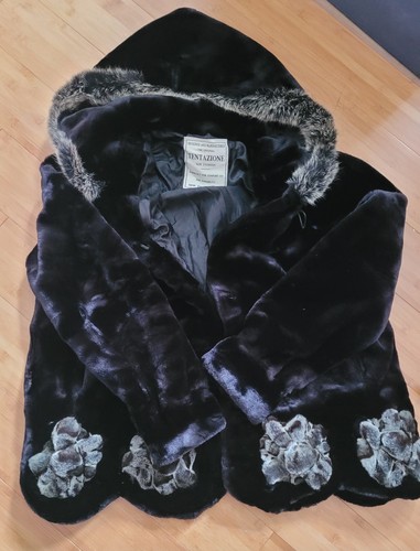 Schwarze kunstpelzjacke mit - kunstpelzjacke,